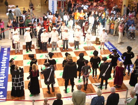 组图:奥地利国际象棋节 美女装扮成真人棋子