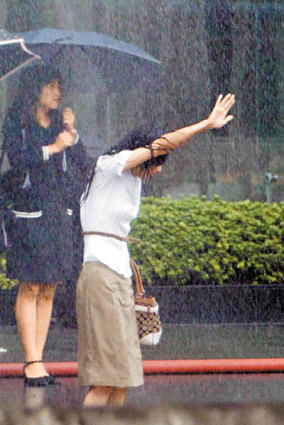 甜心形象荡然无存 侯佩岑淋雨戏披头散发(图)