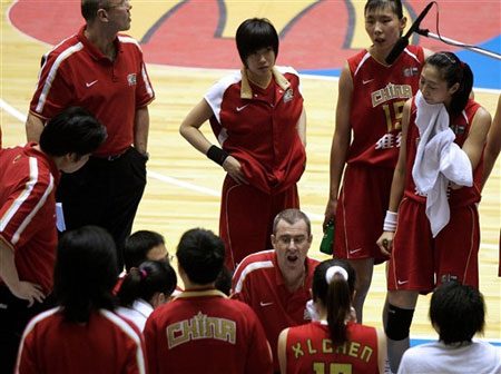 世锦赛图：中国女篮险胜法国 马赫指导球员