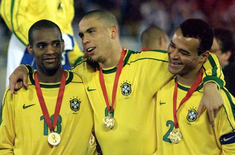 图文:罗纳尔多率领巴西队夺得1999年美洲杯