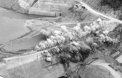 为确保一次爆破成功,围堰拆除采用毫秒微差爆破技