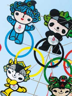 图文：全国风筝锦标赛中北京代表放飞奥运福娃