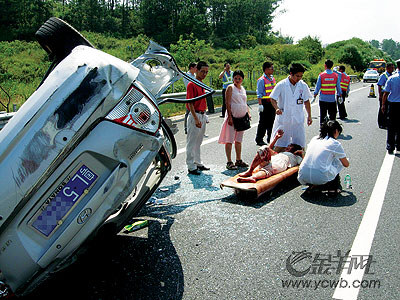 梅河高速翻车1死1重伤(图)