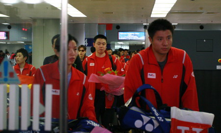 图文：中国羽毛球队载誉归来 羽毛球队走出机场