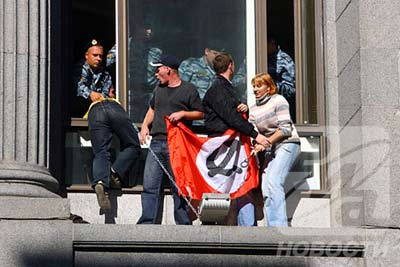 俄极左分子攻占财政部大楼 高呼反政府口号被
