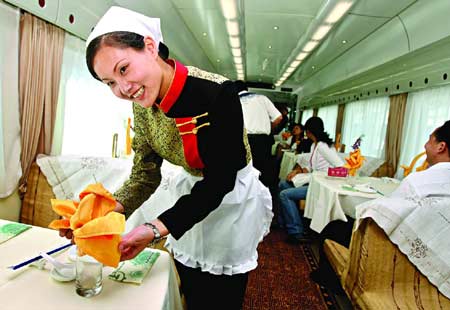 上海至拉萨列车乘务员亮相 一半是退伍军人(图