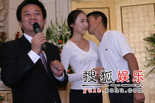 宴会厅门口的夫妻合影照片吴若甫结婚的婚牌