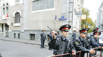 在格鲁吉亚驻莫斯科使馆前巡逻的俄罗斯警察.