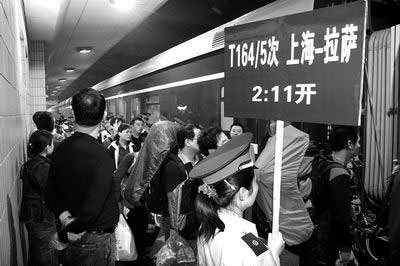 进藏列车2日凌晨首停郑州站 上座率达100%(图)
