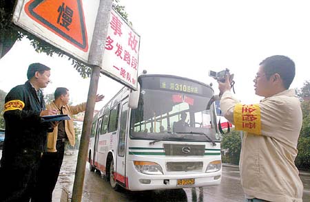 图文公交闯红灯 罚款又扣证