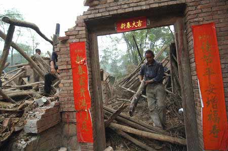 陕西华县高楼村6日发生山体滑坡 12人被埋土下