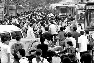 数十万旅客返郑州 百名志愿者车站疏导交通(图)