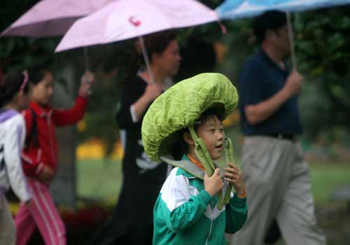 书包作雨具挡雨
