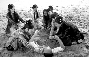 《鹿鼎记》拍摄团圆戏 韦小宝海岛被“活埋”