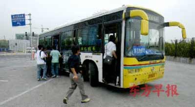 上海公交路线取消上客点 近百乘客当街拦车(图