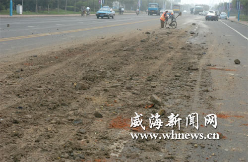 石块黄泥散落公路路面 经区大庆路多辆汽车遭