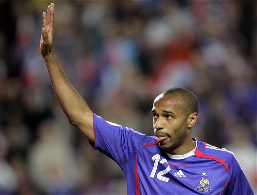 图文：法国5-0法罗群岛 亨利向球迷挥手致意