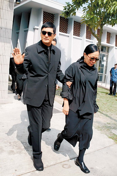 发哥岳父举殡亲友到场 影迷霸位争睹偶像风采