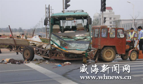 初张公路发生重大交通事故 1人当场死亡受伤12人(图)