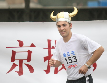 图文：北京马拉松赛精彩纷呈 外国选手打扮怪异