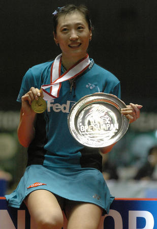 图文：张宁获日本公开赛女单冠军 张宁在领奖台
