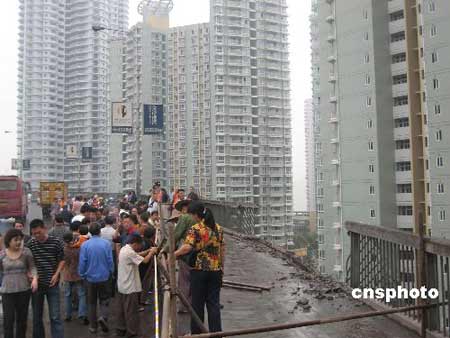 重庆公交坠桥事故原因查明:车速过快所致(图)