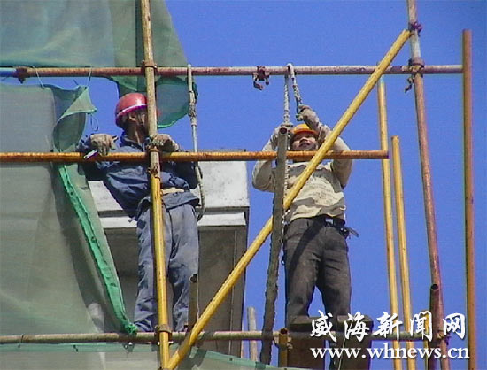 工地上防护设施日趋完善 工伤保险人人享有(组图); 高空作业安全带