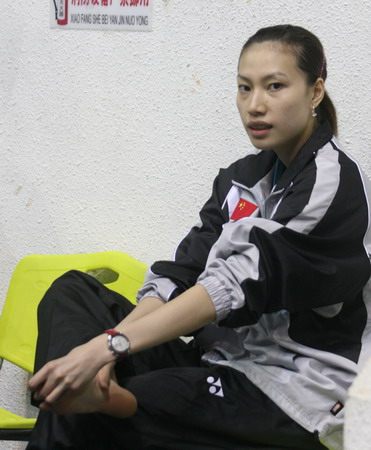 图文:中国羽球公开赛 赛前谢杏芳治疗脚趾伤病