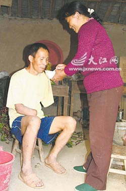嫂子照顧同齡殘疾小叔23年 成小叔“親娘”(圖)