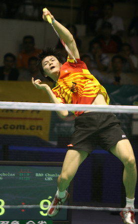 图文：中国羽毛球公开赛 鲍春来大力杀球