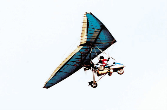 中国首架民用型动力三角翼飞行器成功首飞(图)
