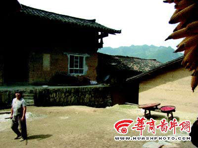 "在汉阴县西岭村,坐在破旧的土坯房里,熊万成的侄子熊代才说.