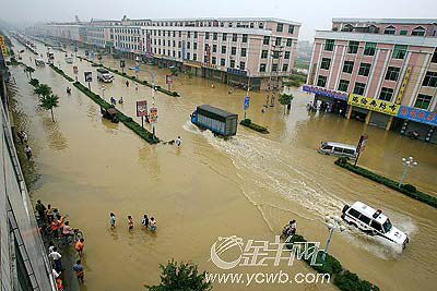 百年未见的水灾突袭花都区狮岭镇,逾万居民凌
