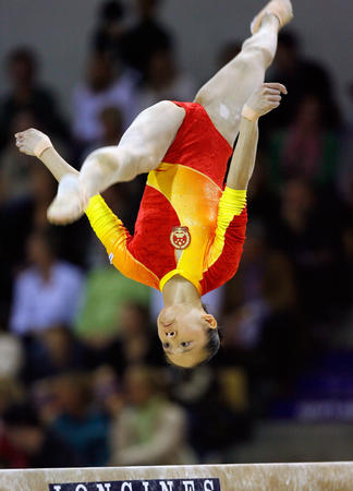 图文：体操中国女队夺冠 何宁在平衡木比赛中