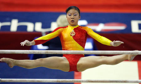 图文：体操中国女队夺冠 周卓茹在高低杠比赛中