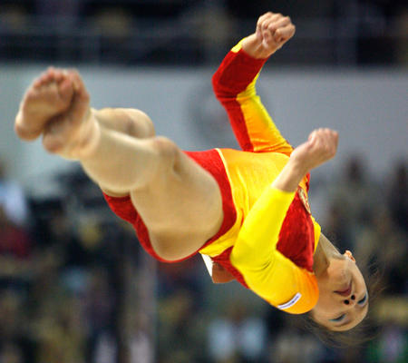 图文：中国女队夺冠 程菲在自由体操比赛中