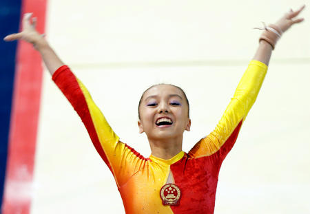 图文：中国女队夺冠 庞盼盼在高低杠比赛中