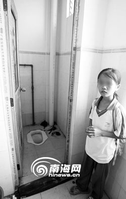 海南一学校厕所堵塞 老师让学生用手掏大便(图)