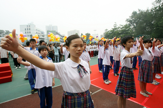 广州市聋人学校的学生用手语宣誓.(图片来源:广州日报)