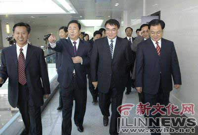 在长春市升旗暨公务员宣誓仪式上,由祝业精领誓,长春市
