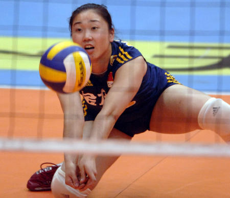 10月20日,中国女排队员张娜在比赛中救球