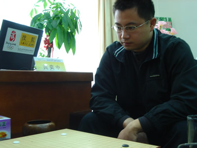 组图:围棋甲级联赛第十三轮 黄奕中对阵王磊