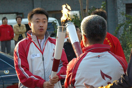 图文:亚运圣火北京传递 董炯与陈述交棒