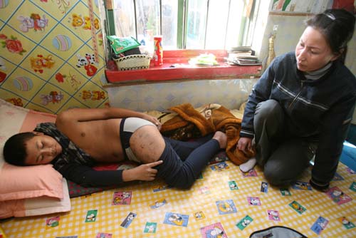 心理问题男孩 拿刀扎人卸猫腿