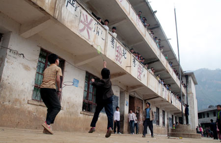 云南初中生制造校园爆炸将同学炸飞