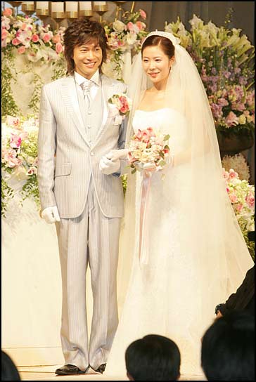 组图:韩国歌手金正民21日迎娶日本歌手卢美子