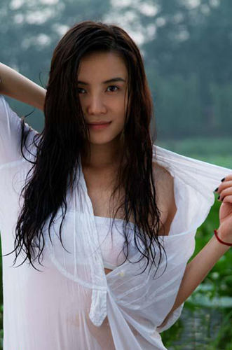 小宋佳水中写真曝光 白色内衣若隐若现(图)