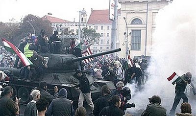 匈牙利昨日爆发民众暴力示威 总统呼吁国民团结