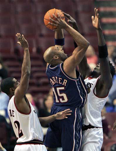 nba图:季前赛76人vs网队 卡特飞身投篮