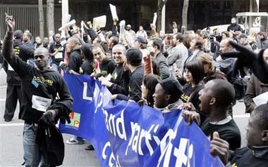 巴黎移民青年举行全城游行 发生焚车事件(组图